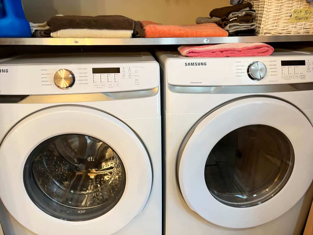9b50af2b-1c0c-49cd-87f6-5d5b72b82602Main floor bathroom - laundry