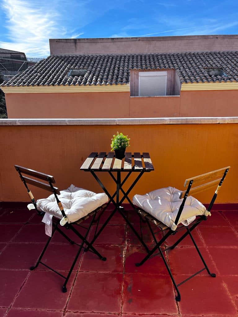 terraza con mesa y sillas terraza con mesa y sillas