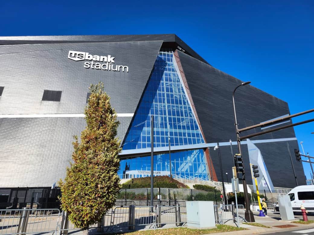 10 mins to US Bank Stadium, home of the Vikings!