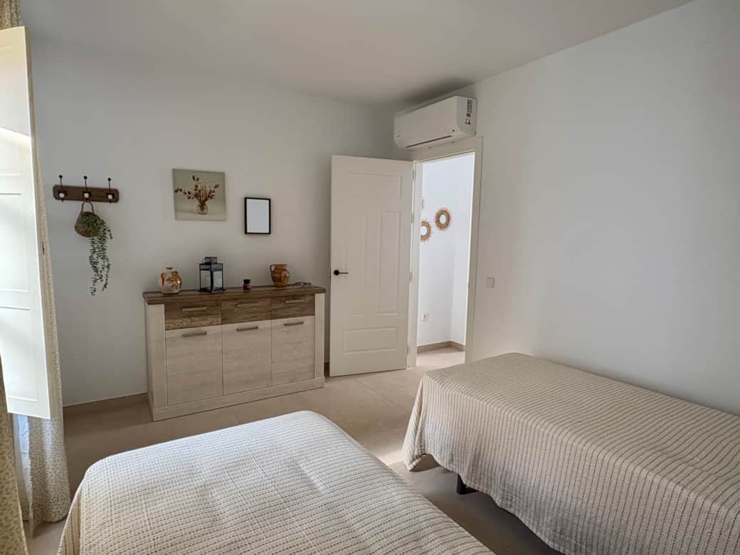 Schlafzimmer mit Balkon und Einzelbetten