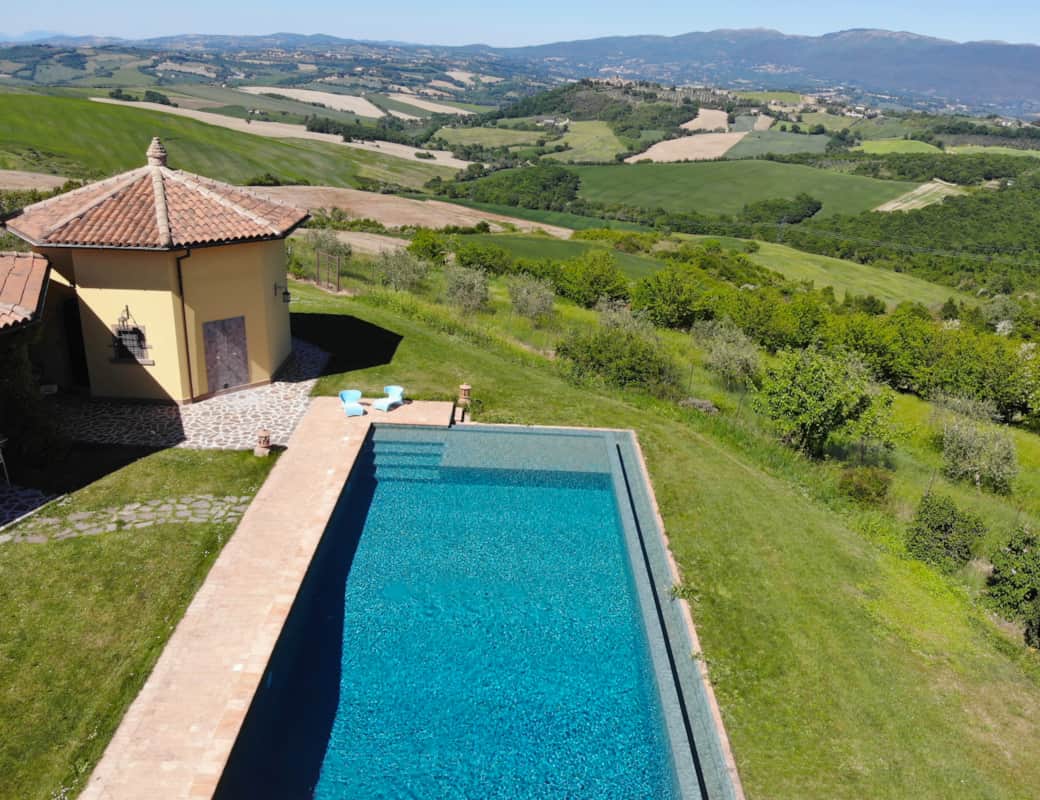 Piscina privata con spiagetta