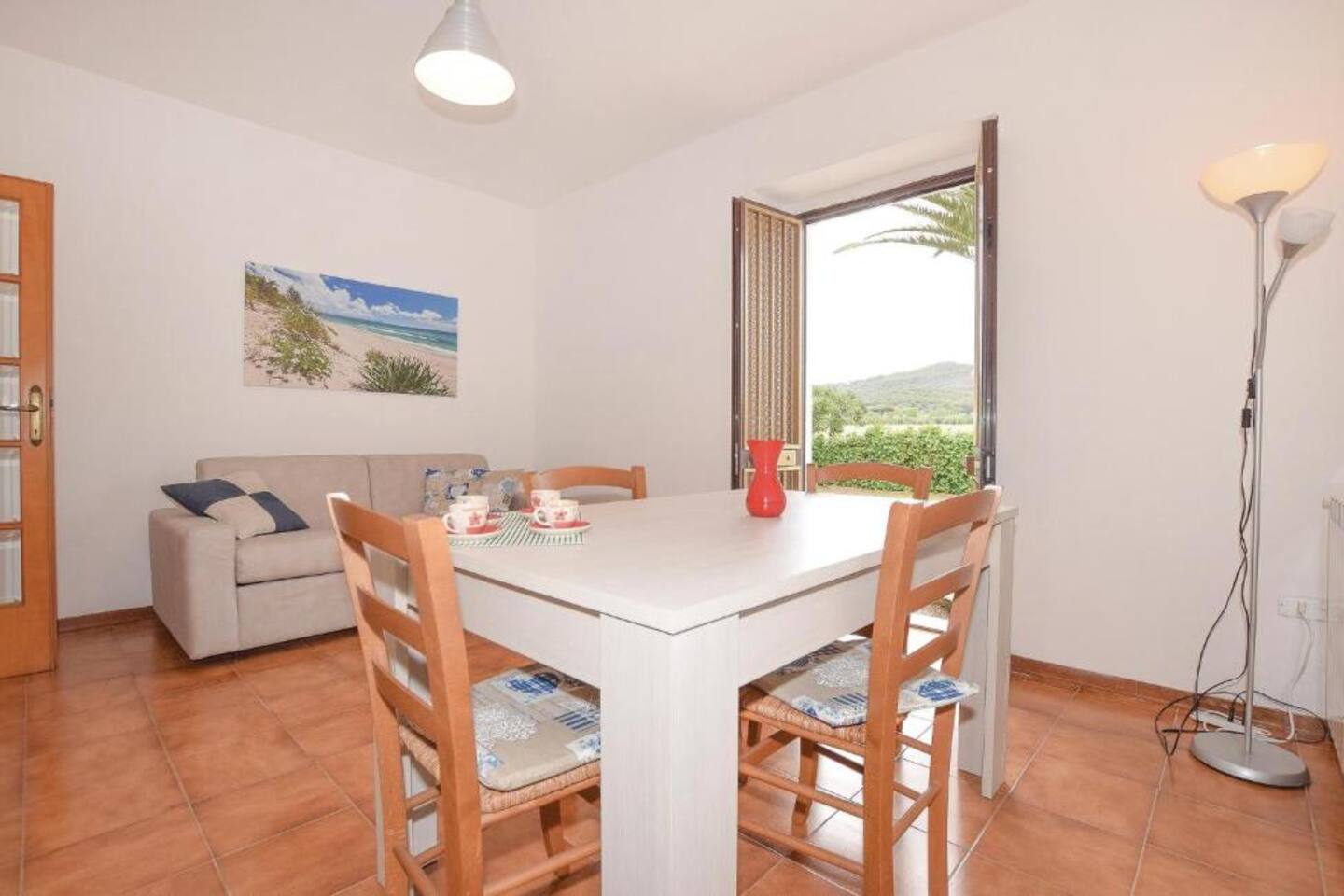 Salotto con divano letto e apertura sul giardino