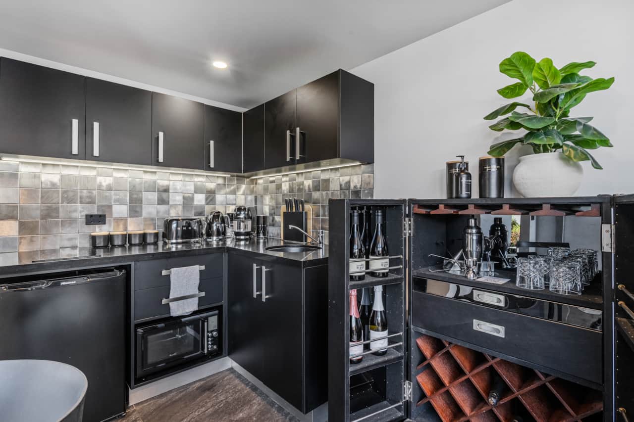 Kitchen & Bar