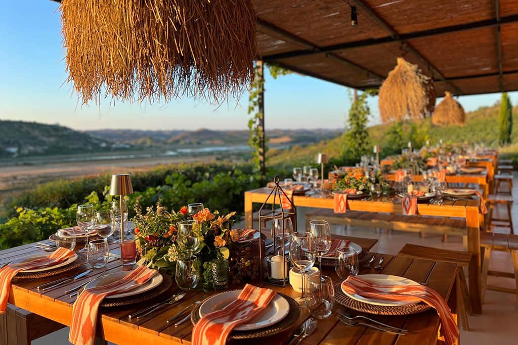 Mesa de degustação com vista sobre o rio Arade
