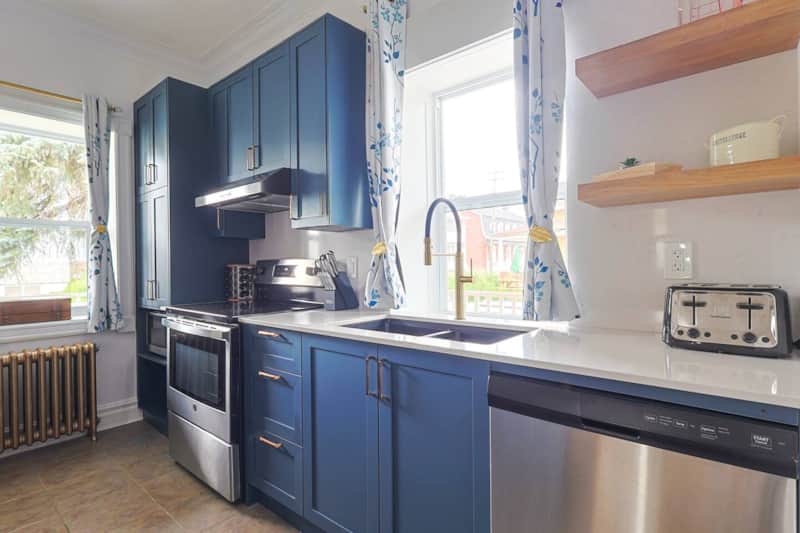 Cuisine rénovée au goût du jour avec îlot pratique, électros en inox et ambiance chaleureuse.