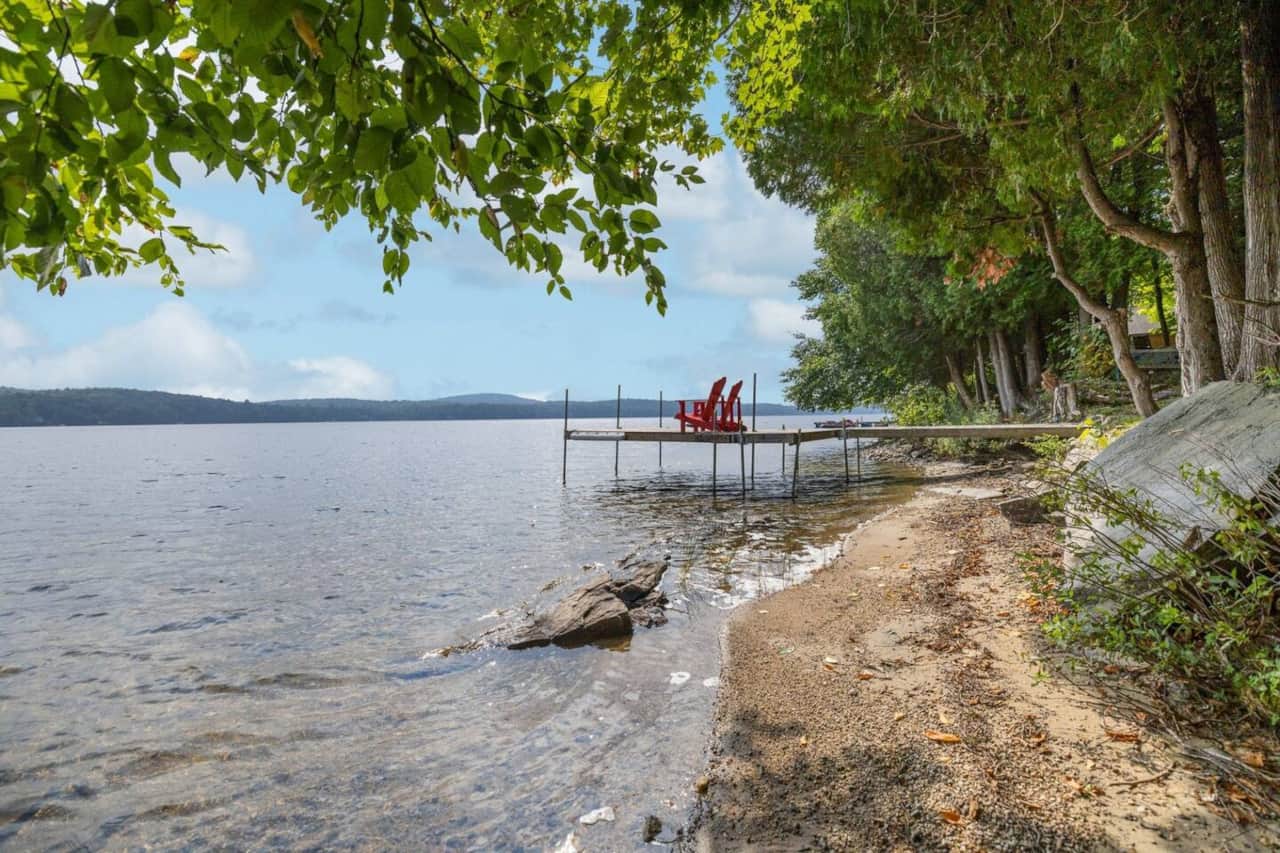 Bord de l'eau avec quai
