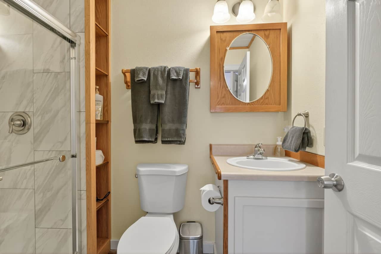 King Room bath room.jpg