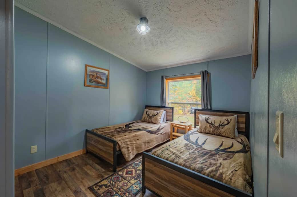 Deer Room: Two twin beds