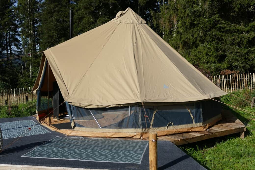 Zelt seitlich geöffnet mit Mückennetz rund herum 