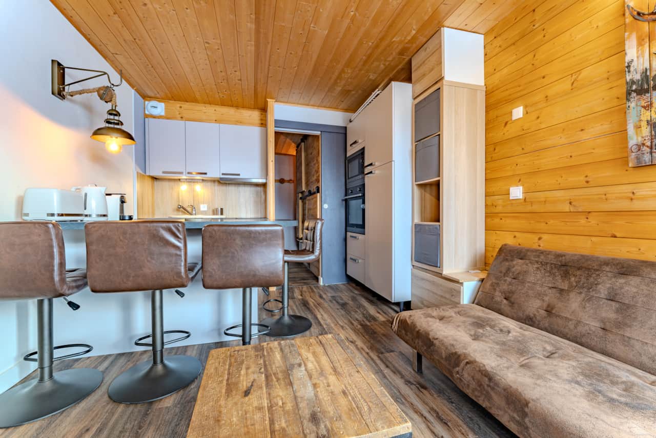 Cuisine ouverte avec bar et tabourets — Cosy, Val Thorens