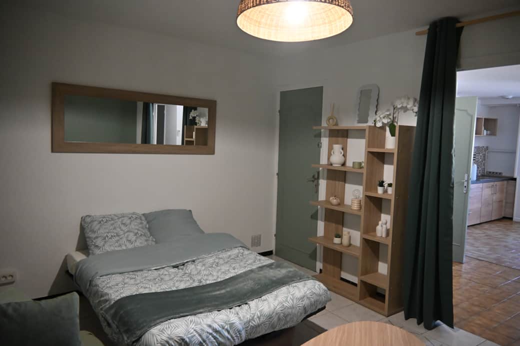 séjour cosy et naturelle aménageable en chambre doté de rideaux occultants pour plus d'intimité