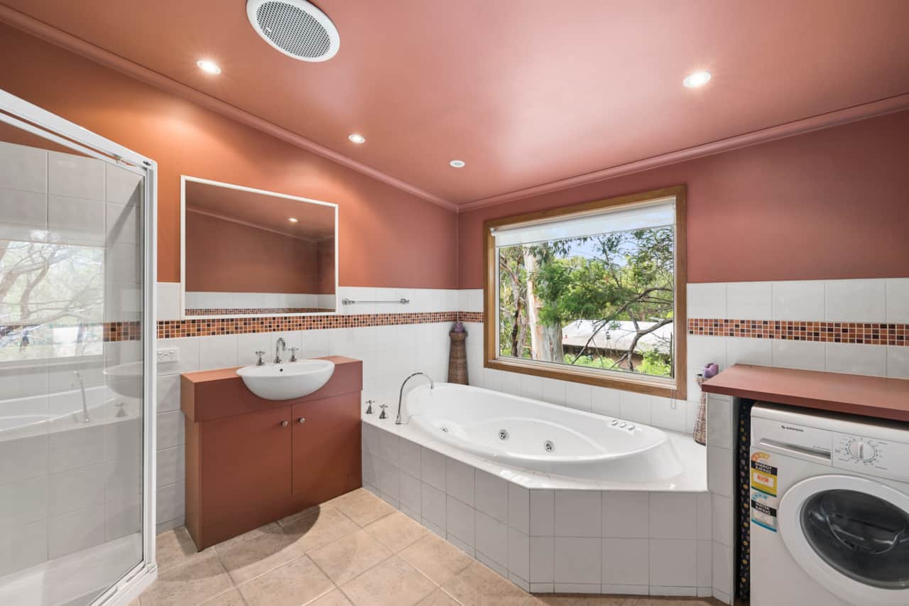 Enjoy luxury with a full bathroom featuring a spa and a washing machine for a comfortable stay.