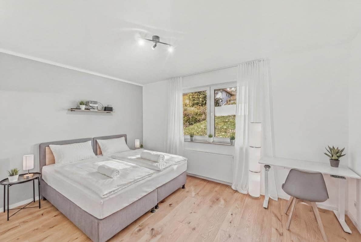 Helles Schlafzimmer mit Doppelbett & Schreibtisch – schlafen und arbeiten in Trierweiler