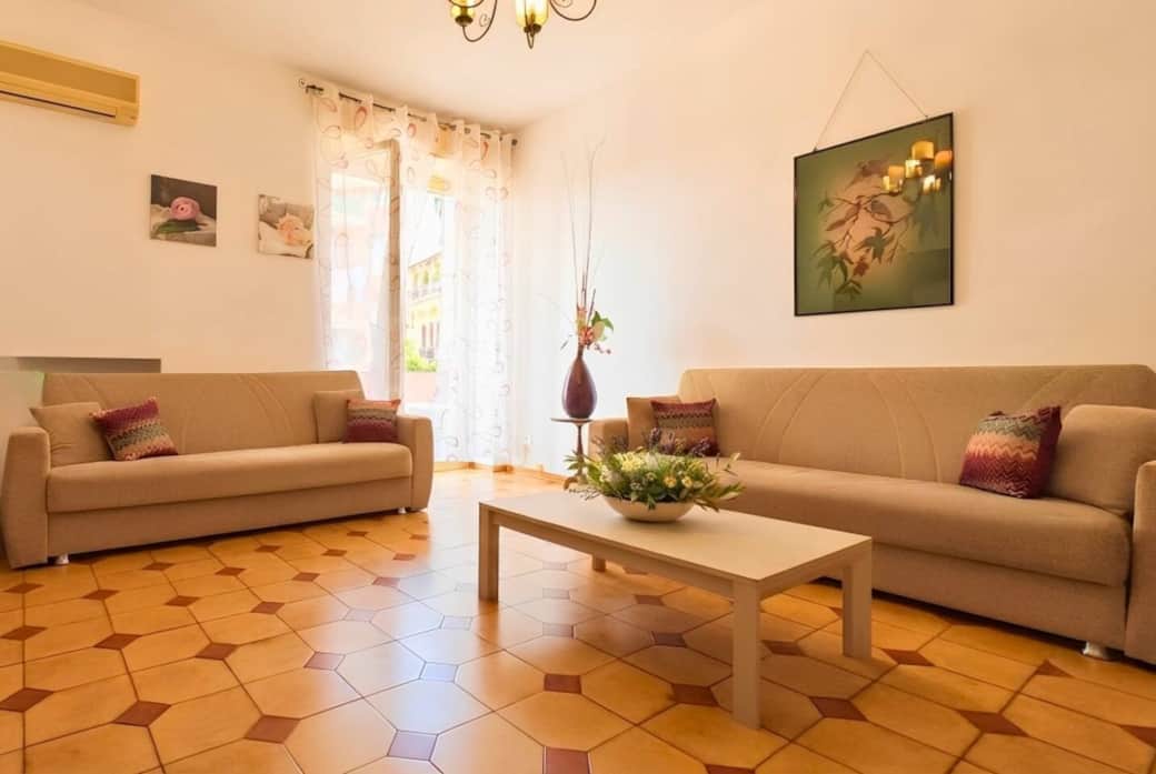 Zona giorno versatile dotata di TV e due comodi divani letto, perfetta per ospitare fino a 6 persone con il massimo comfort.