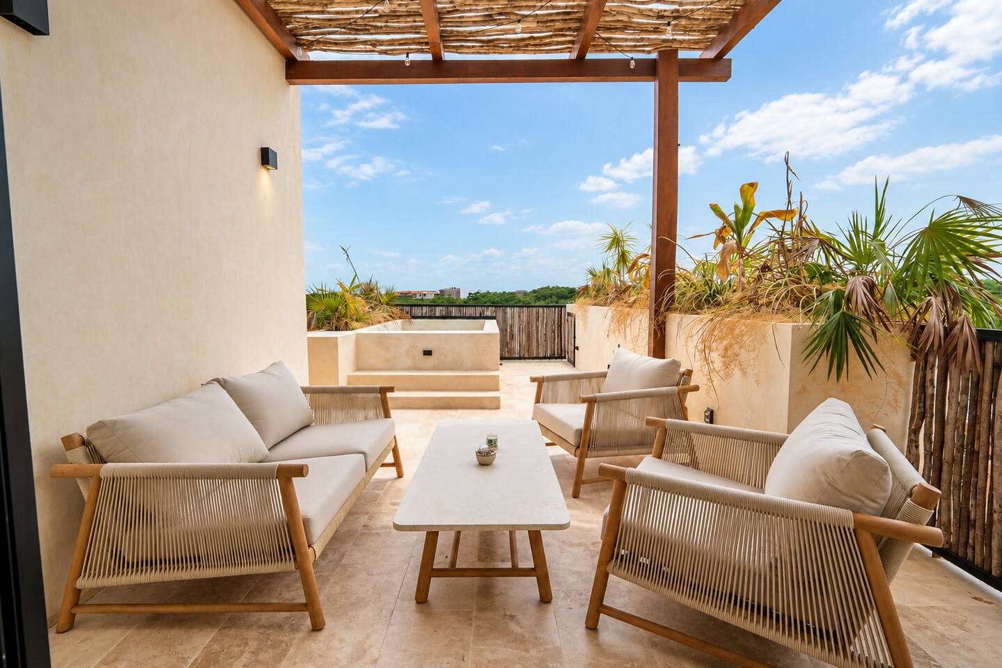 Sal de la sala a tu terraza privada, con alberca privada frente a la exuberante selva de Tulum. Relájate en el moderno mobiliario exterior, disfruta tu café por la mañana o descansa contemplando las tranquilas vistas tropicales.