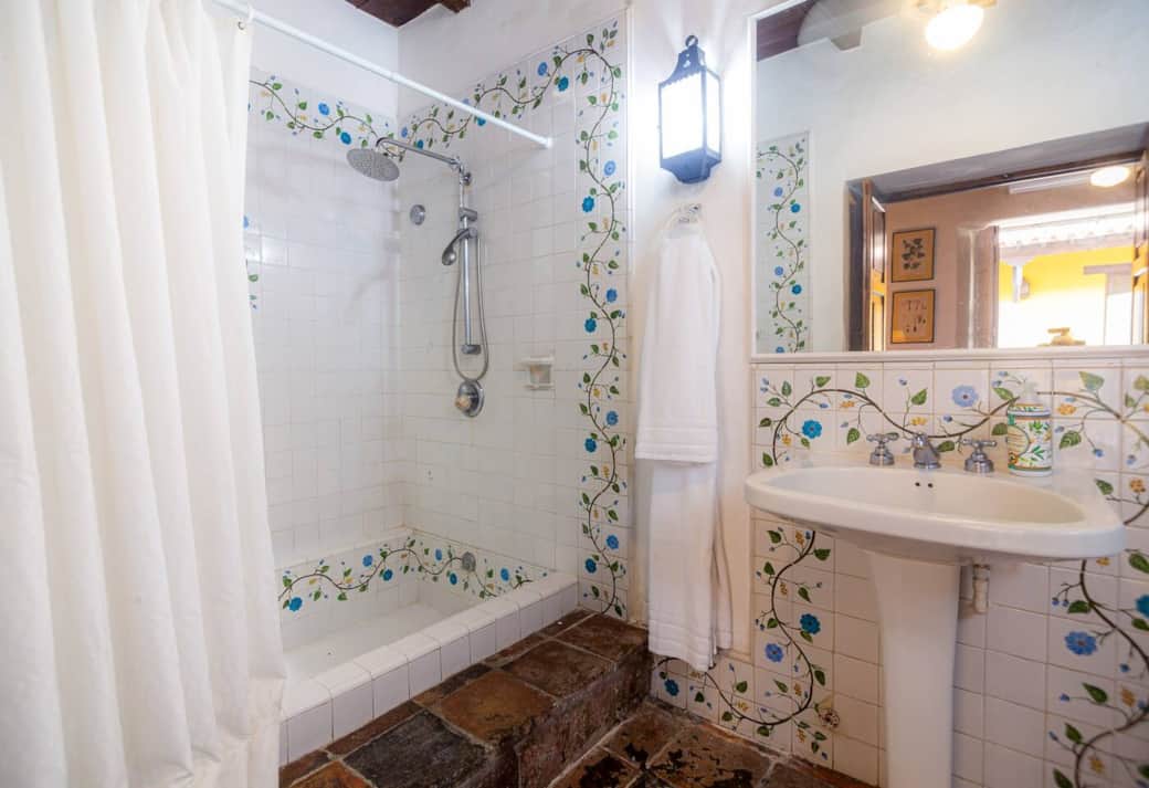 The Master Bedroom's private bathroom. The Master Bedroom's private bathroom.