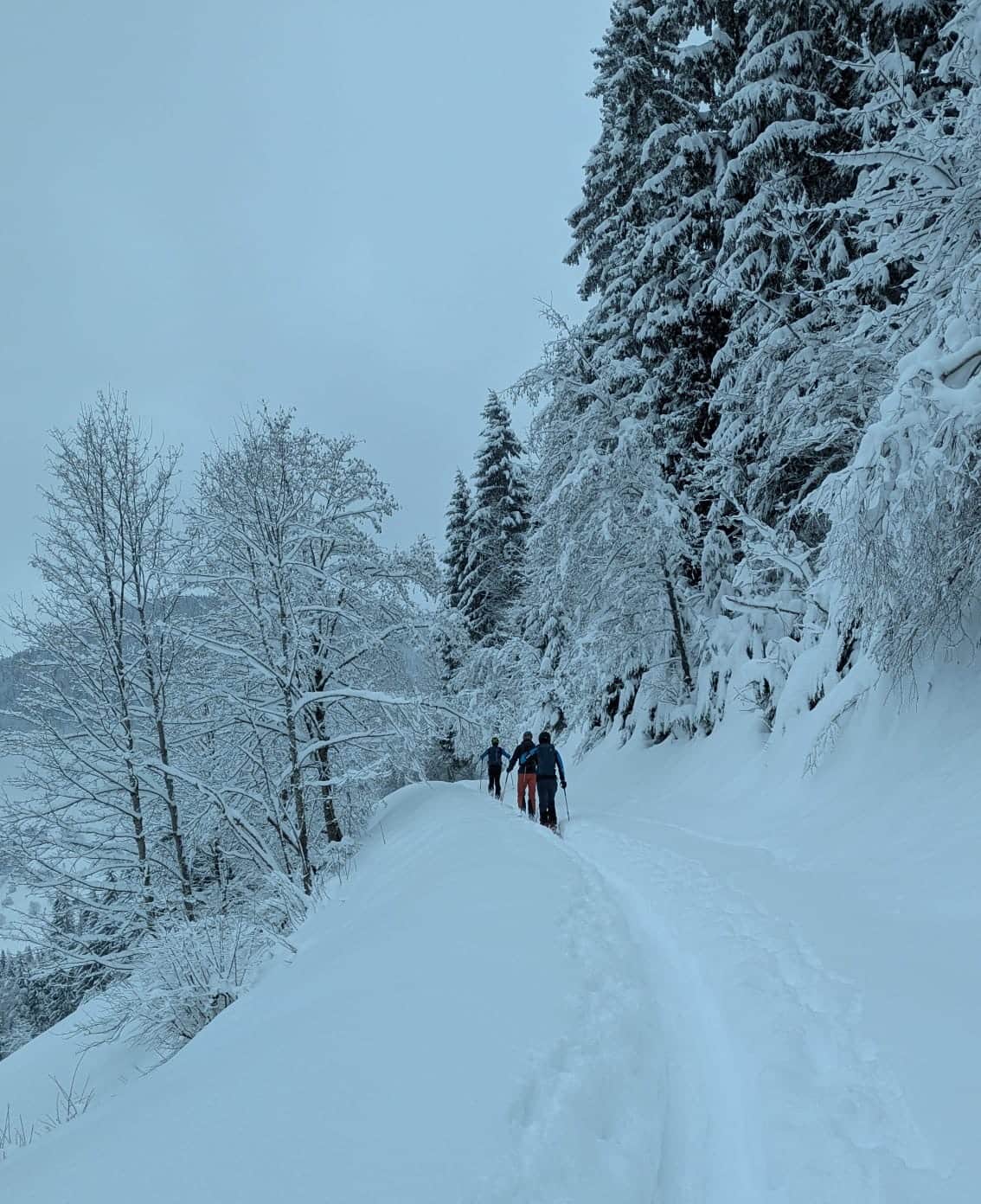 Sur la piste vers Arêches au dessus du chalet