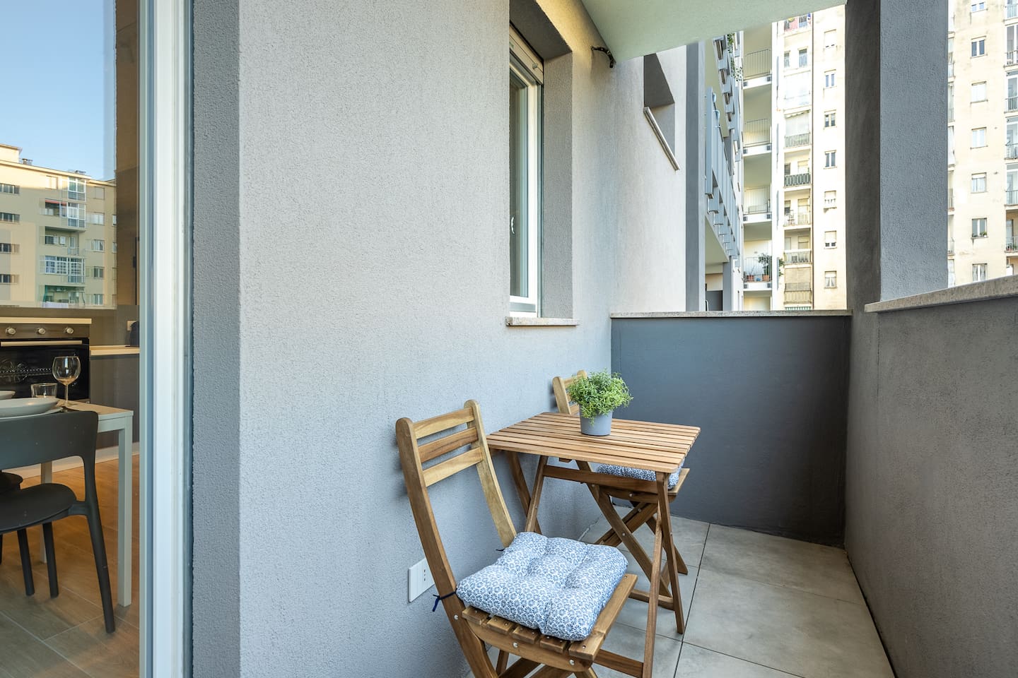Balcone con tavolo e sedie