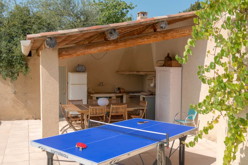 Pool house entièrement équipé : plancha, frigo, évier