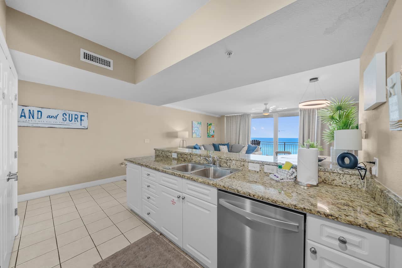 Kitchen with bar - seating for 4