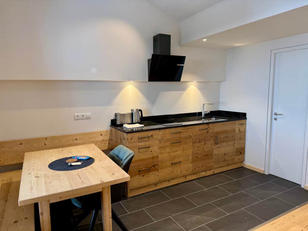 ferienwohnung-neufahrn-alpenstil-Küchenzeile.jpgpg