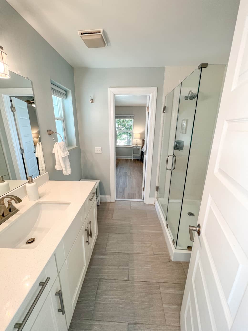 Middle/2nd Floor Bathroom