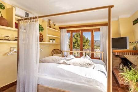 Dormitorio 2 "Honeymoon" con TV, AC y balcón con vistas a la Sierra. Cama grande doble de 160 x 200. Dormitorio 2 "Honeymoon" con TV, AC y balcón con vistas a la Sierra. Cama grande doble de 160 x 200.