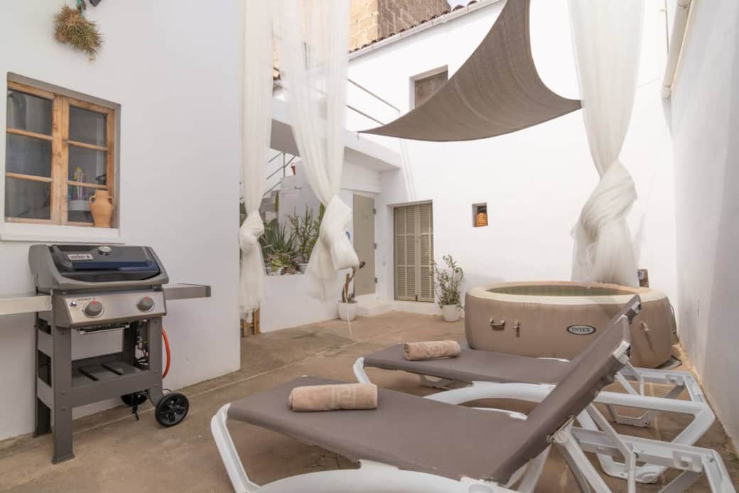le patio avec son barbecue et sa zone détente jacuzzi