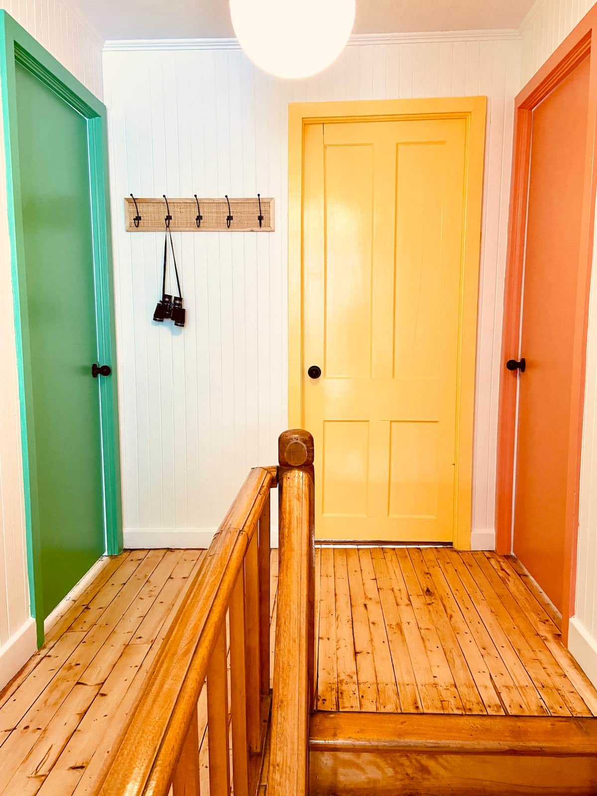 Des portes vibrantes et colorées, reflétant le charme unique et l’esprit joyeux de Sainte-Luce.