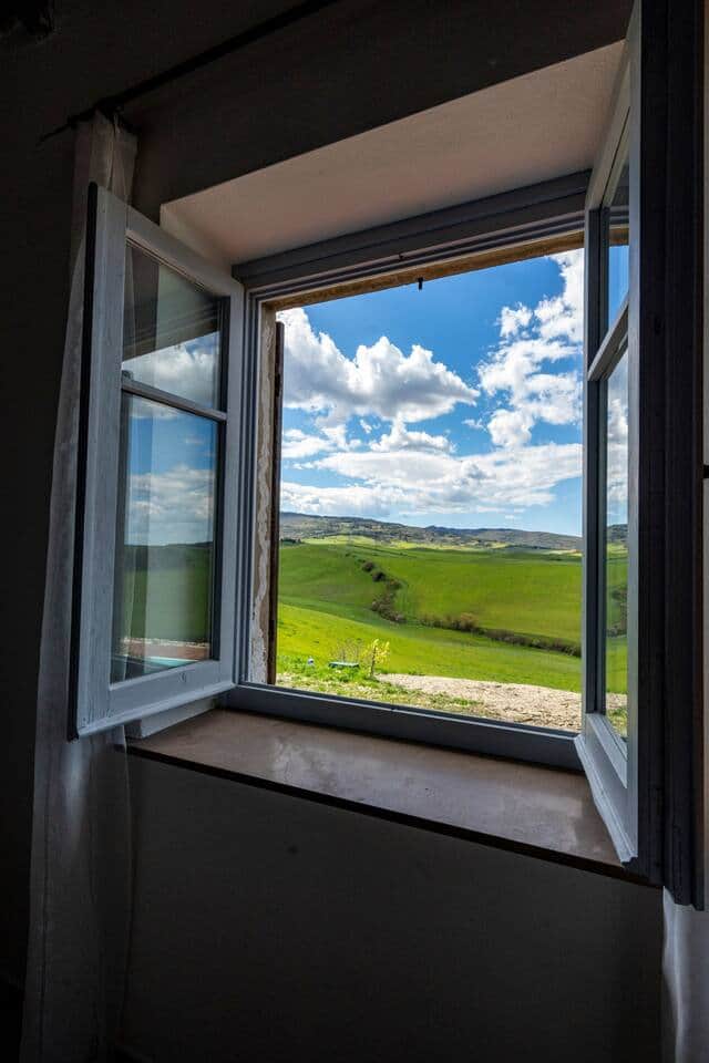 Vista su colline e piccoli borghi, da una finestra della camera Grano