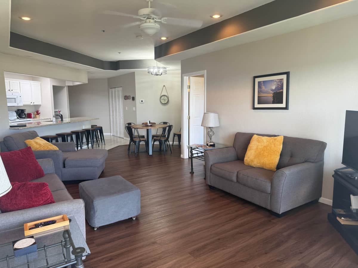 LakeOzarksGetAway.com LLC