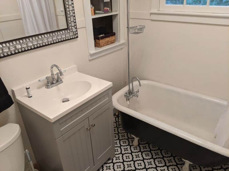 The bathroom with clawfoot tub