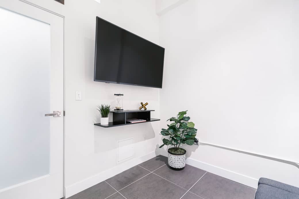 Enjoy the best of both worlds: a peaceful bedroom and a TV for entertainment without leaving the com Enjoy the best of both worlds: a peaceful bedroom and a TV for entertainment without leaving the com