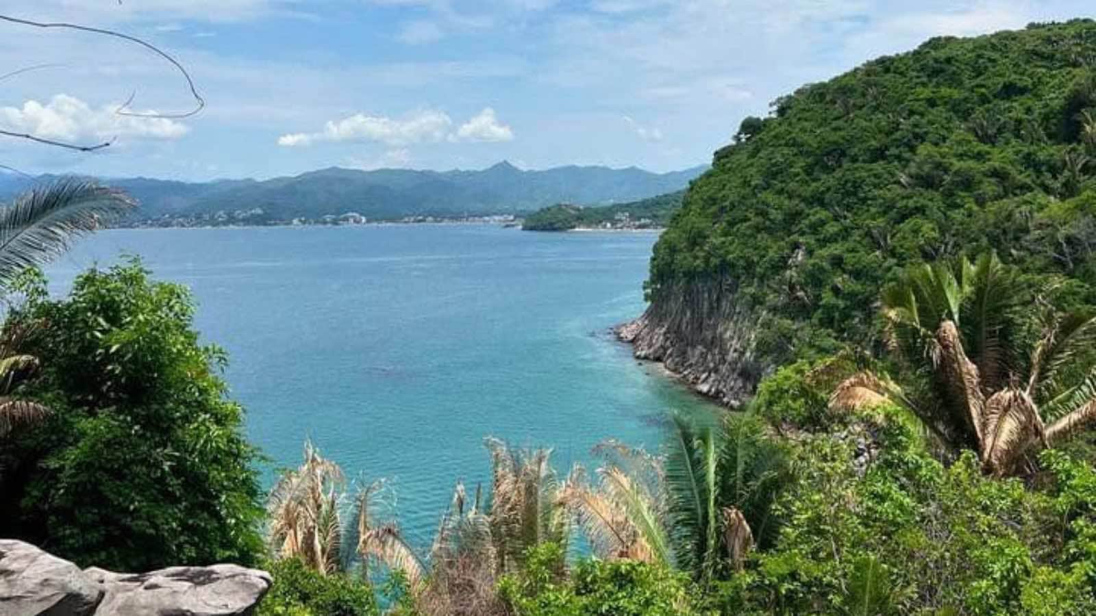 El mar visto desde el sendero en Los Ayala, Nayarit