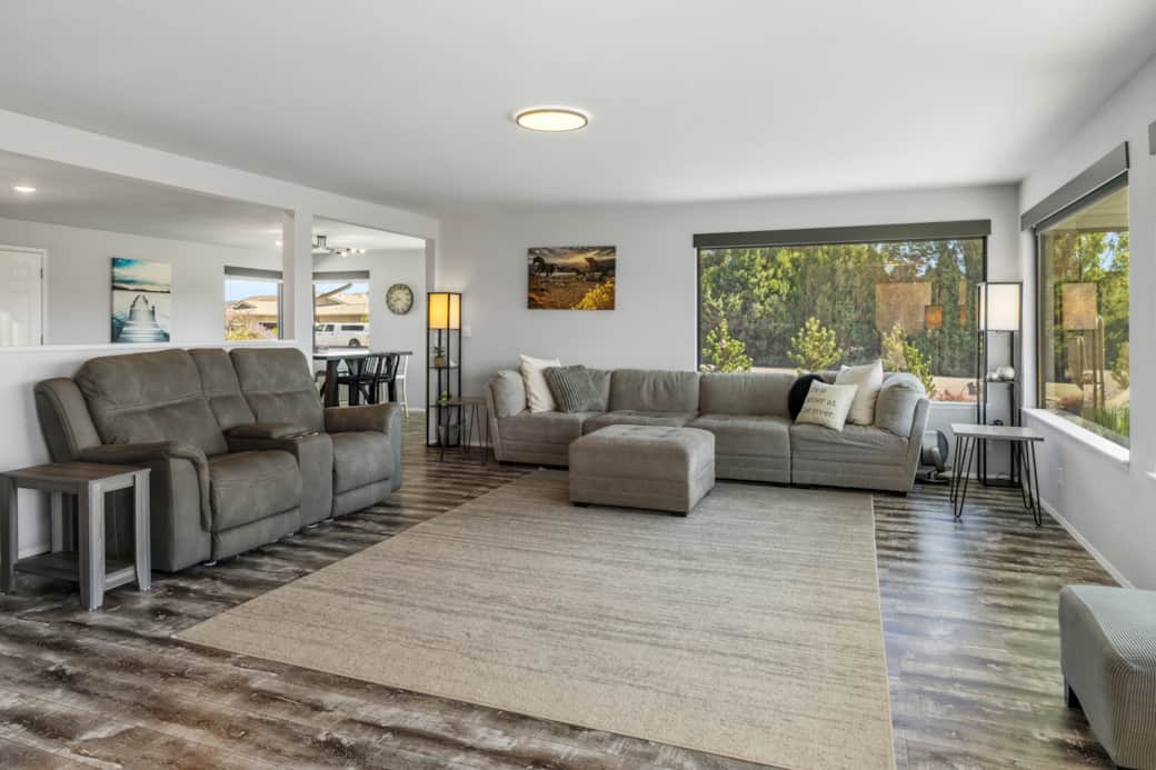 LIVINGROOM ENTRY