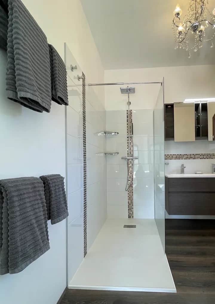 Principal suite bathroom