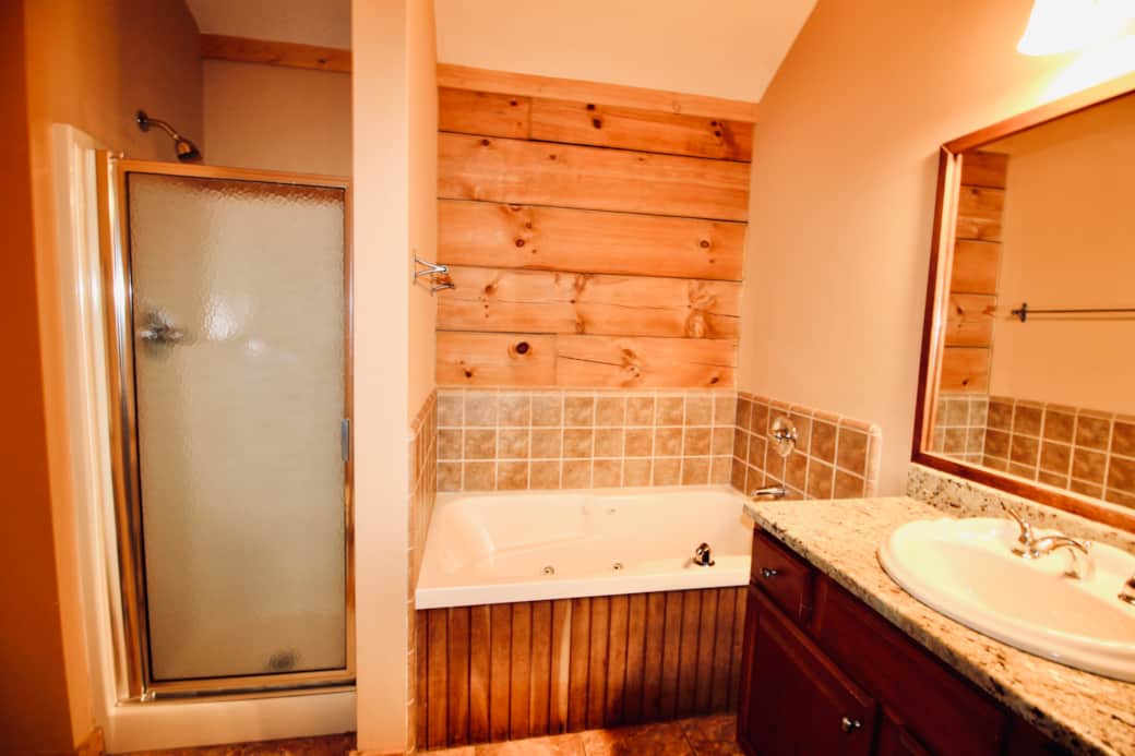 Nanook's Loggers Run - Master Ensuite Bathroom