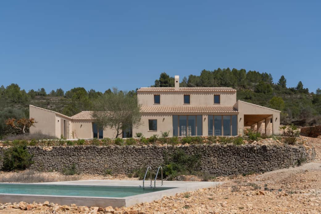 Private pool and 10.000m2 or land for yurself