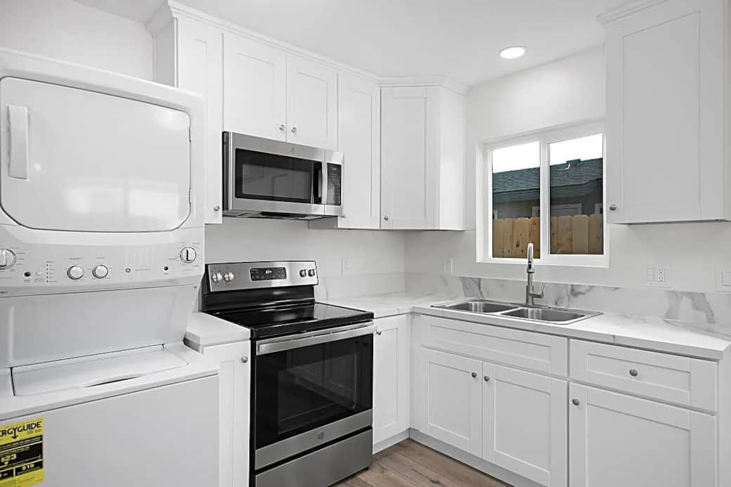 Fully Equpped Kitchen & W/D