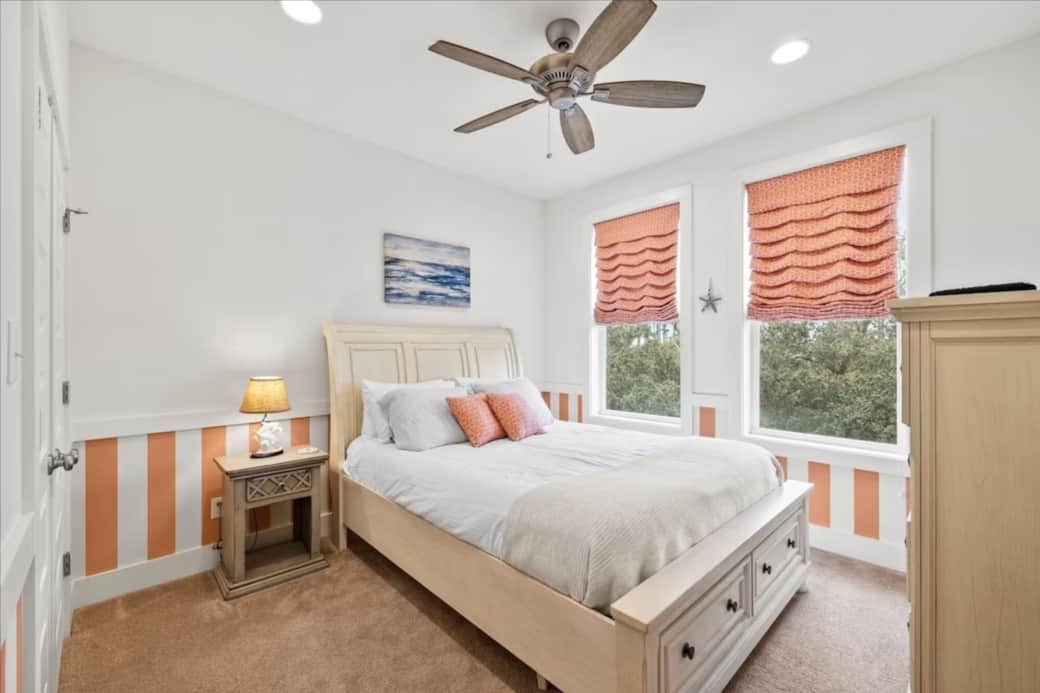 3rd Floor Queen Bedroom w/Closet & Smart TV (Bay Views!)