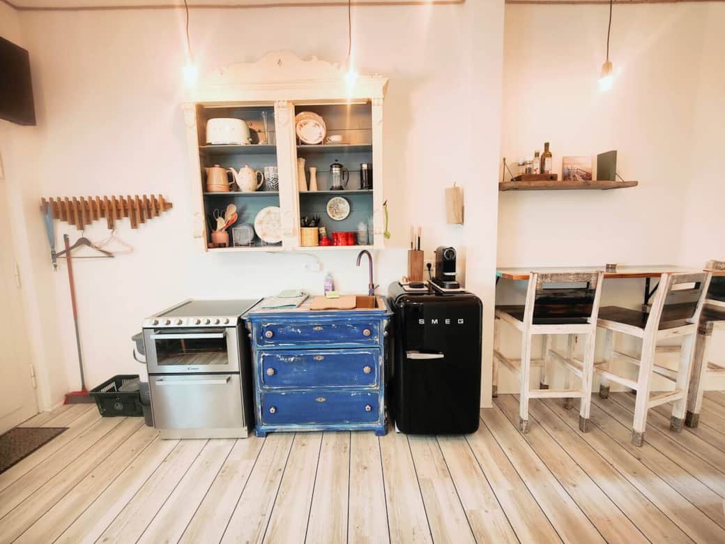 Küche und Essbereich mit Kühlschrank(Eisfach), Geschirrspüler und Backofen. Portugiesischer Flair, tiny und verblüffend geräumig.