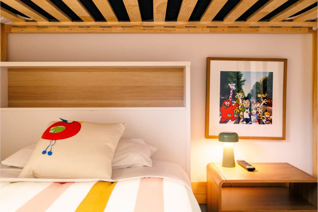 Kiwi icons, a cosy bedhead, and a touch lamp—this nook’s got more charm than a chocolate fish.