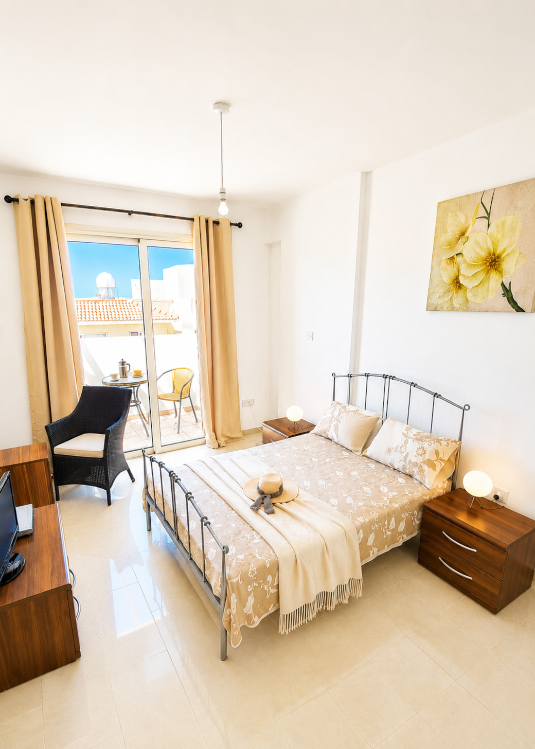 Living/sleeping area Living/sleeping area