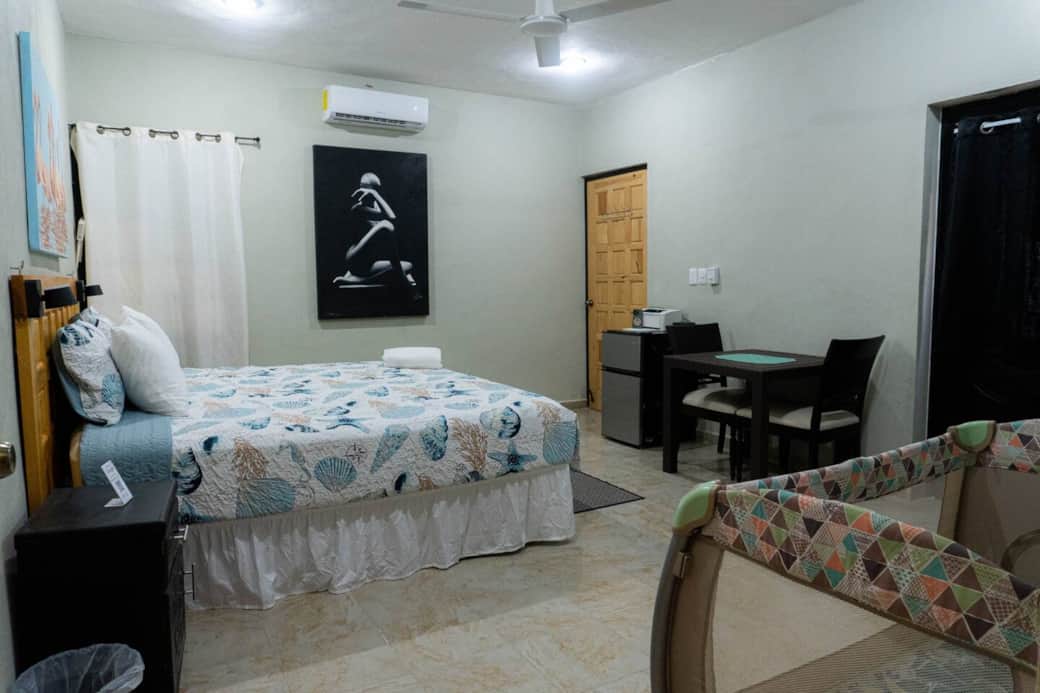 La habitación principal es amplia y cuenta con clima, ventilador, frigobar, impresora, mesa auxiliar con silla y cuna portatil La habitación principal es amplia y cuenta con clima, ventilador, frigobar, impresora, mesa auxiliar con silla y cuna portatil