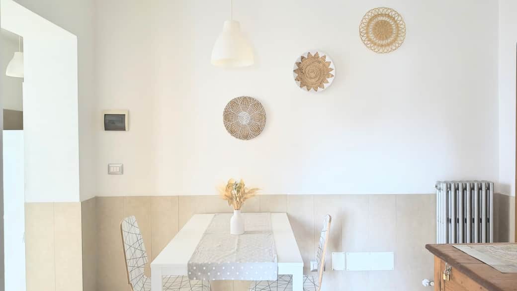 Zona pranzo con tavolo e sedie perfetto per una colazione, un pranzo e una cena a due.