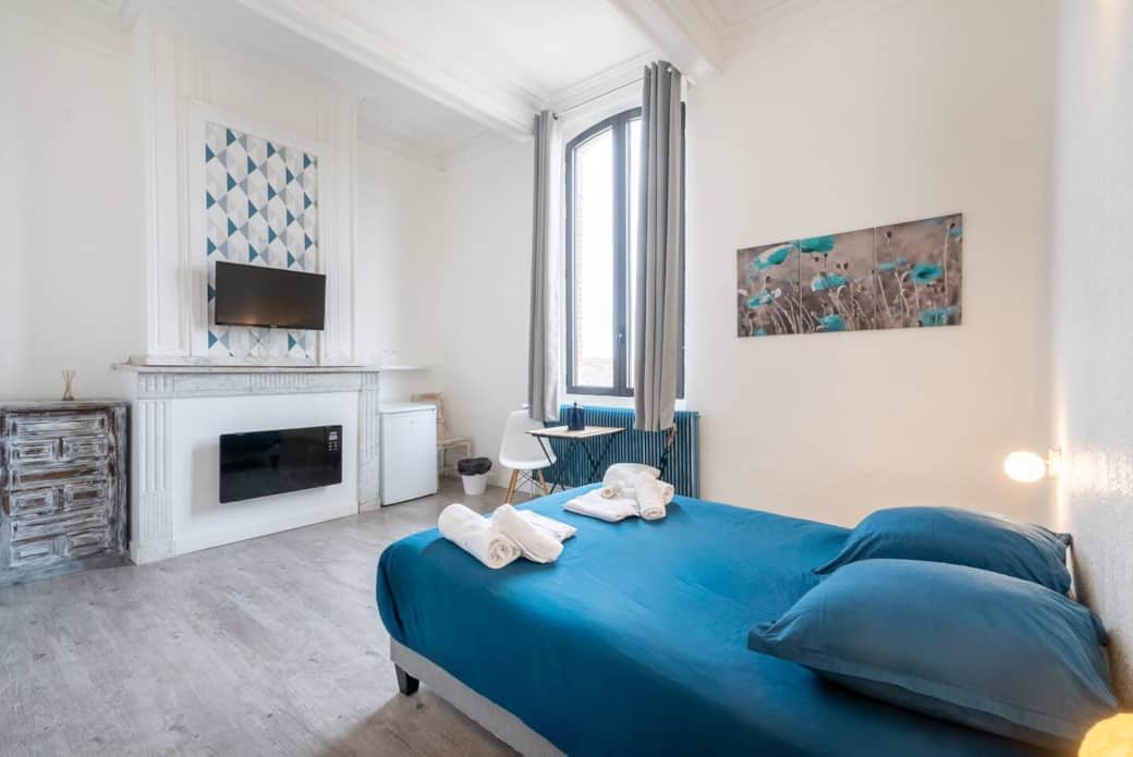 Chambre spacieuse avec TV écran plat