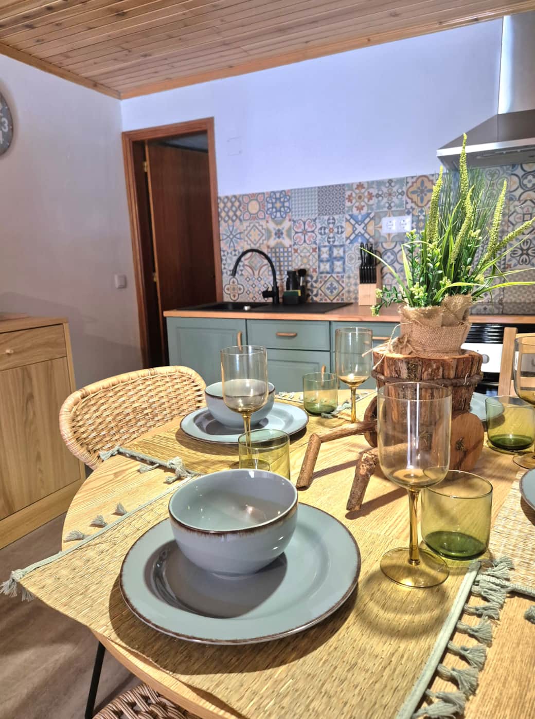 Casa Hernani Table Overview