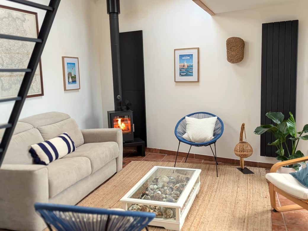 Salon cozy avec poêle à bois