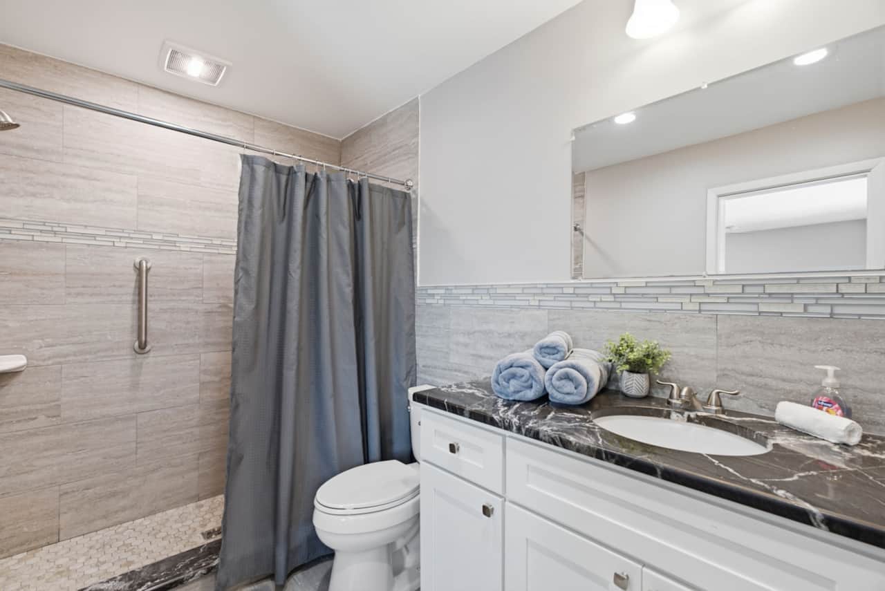 Bathroom8.jpg