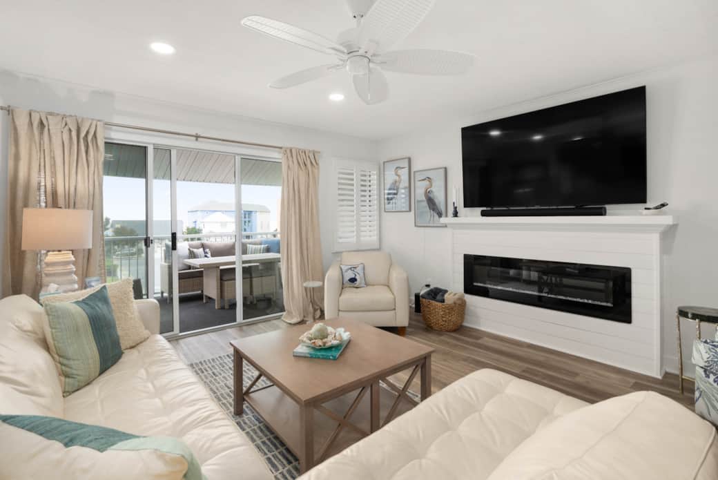 Smart TV with streaming aps.